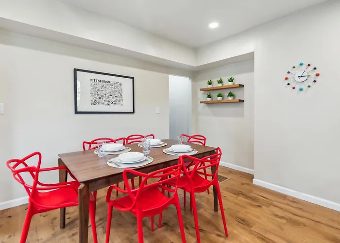 Holiday home Charming Remodeled 3-br Near Attractions