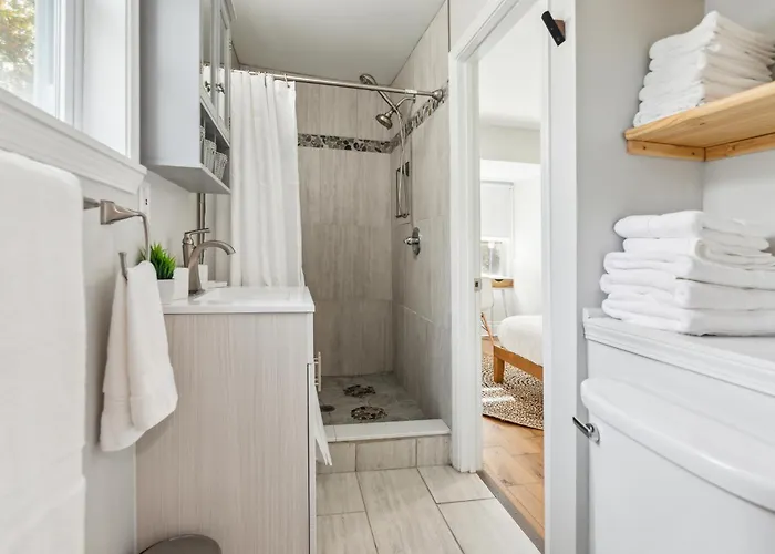 Charming Remodeled 3-br Near Attractions Holiday home *