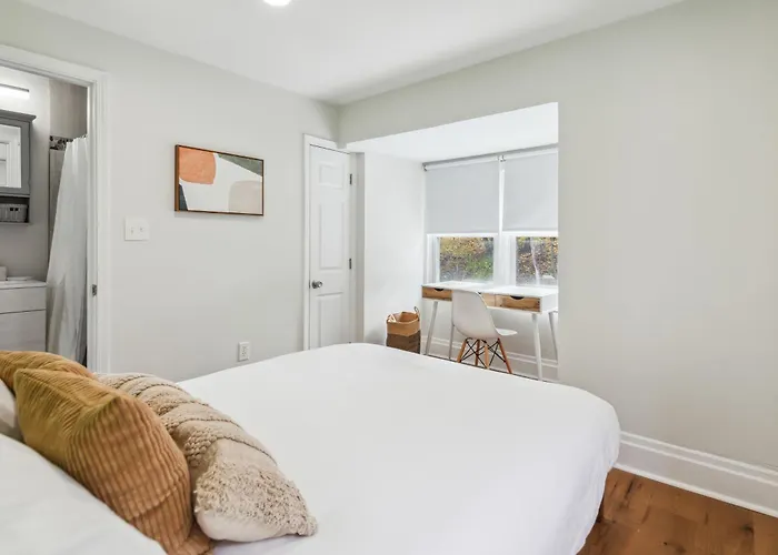 Charming Remodeled 3-br Near Attractions *