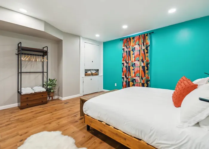 Charming Remodeled 3-br Near Attractions