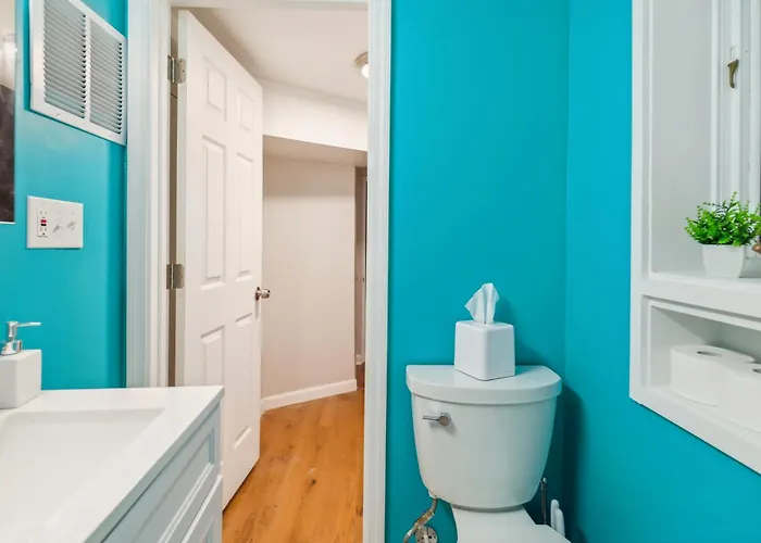 Charming Remodeled 3-br Near Attractions Holiday home *