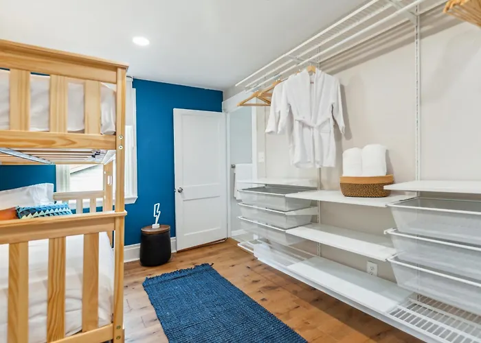 Holiday home Charming Remodeled 3-br Near Attractions Pittsburgh