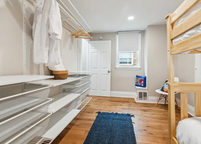 Charming Remodeled 3-br Near Attractions Holiday home