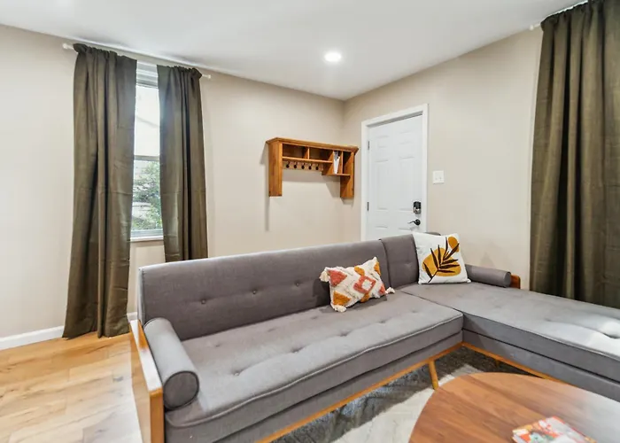 Charming Remodeled 3-br Near Attractions Holiday home