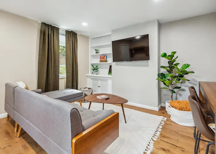 Holiday home Charming Remodeled 3-br Near Attractions