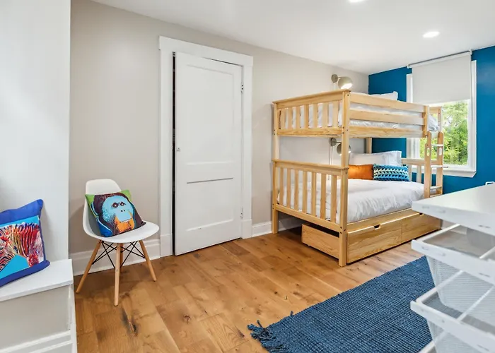 Charming Remodeled 3-br Near Attractions *