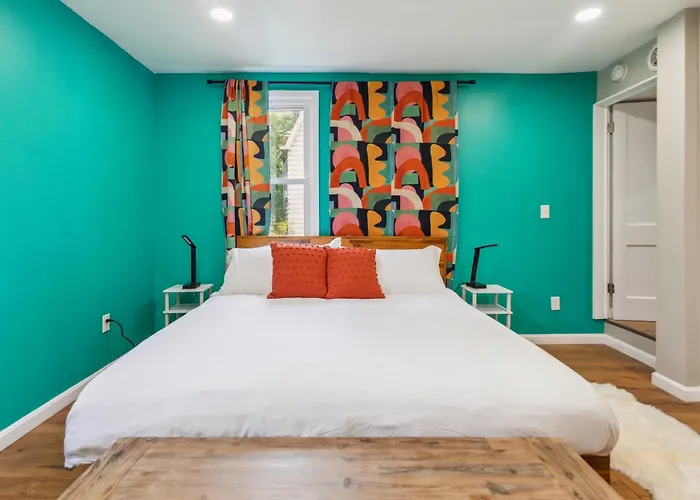 Holiday home Charming Remodeled 3-br Near Attractions *