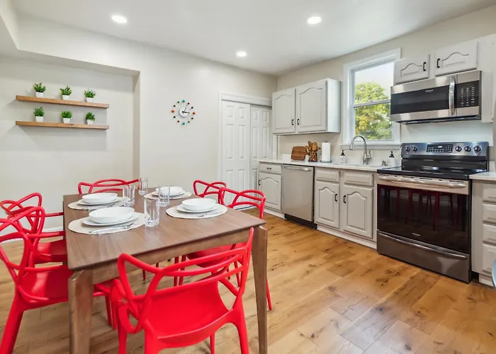 Holiday home Charming Remodeled 3-br Near Attractions