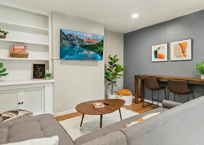 Charming Remodeled 3-br Near Attractions Holiday home