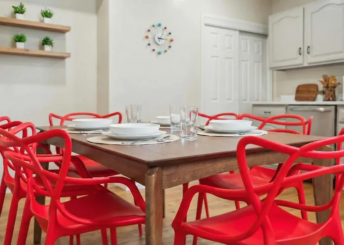 Charming Remodeled 3-br Near Attractions Holiday home