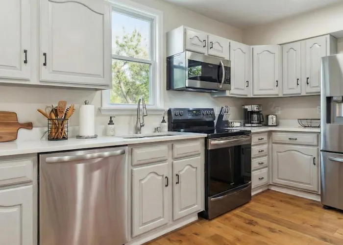 Holiday home Charming Remodeled 3-br Near Attractions